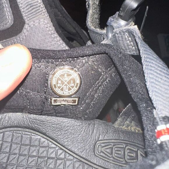 Keen gray & orange sz4 closed toe gorpcore hiking sandals - Picture 3 of 5